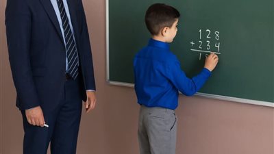 أستاذ رياضيات عراقي يعمل فى إحدى جامعات الخليج 