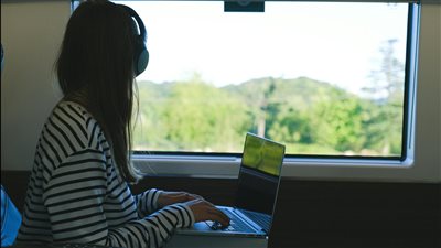 تجربة العمل من أيّ مكان تستحوذ على اهتمام المسافرين في 2025 مع ارتفاع بحث العاملين عن وجهات تجمع بين الإقامة والعمل